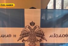 Συνελήφθησαν δύο Έλληνες που σήκωσαν ελληνική σημαία με τον βυζαντινό
