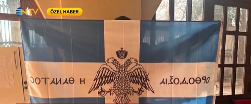 Συνελήφθησαν δύο Έλληνες που σήκωσαν ελληνική σημαία με τον βυζαντινό