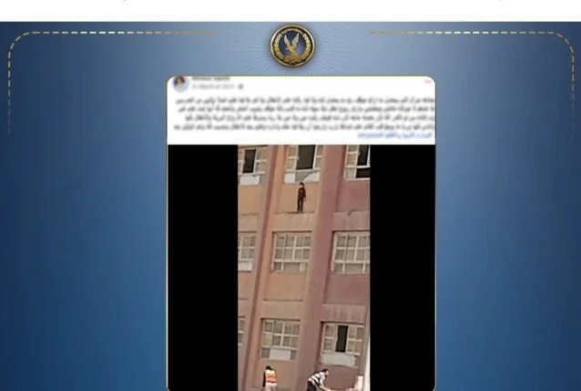 طفل الخصوص على النافذة