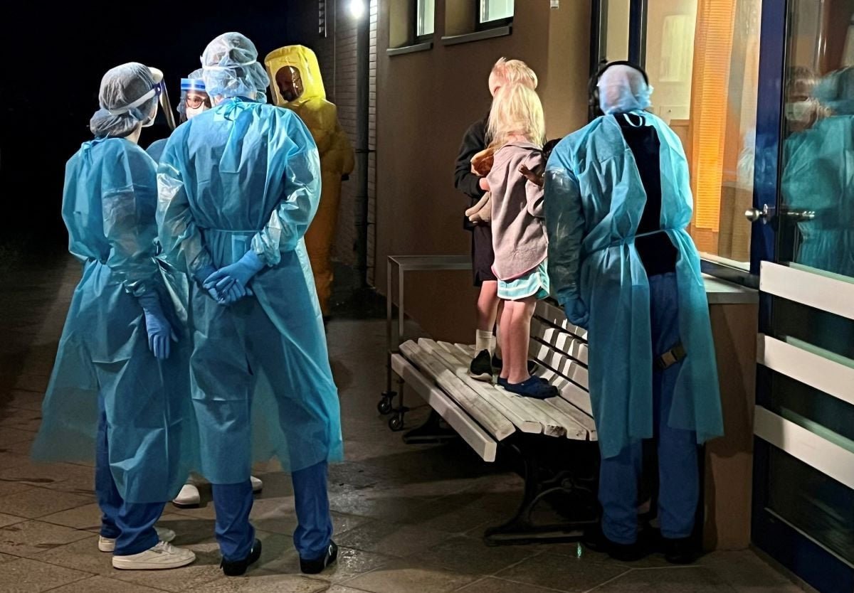 إيبولا يخرج عن السيطرة في الكونغو: 900 حالة مشتبهة وسلالة بلا لقاح تهدد أوغندا 1 إجراءات حدودية لمواجهة إيبولا