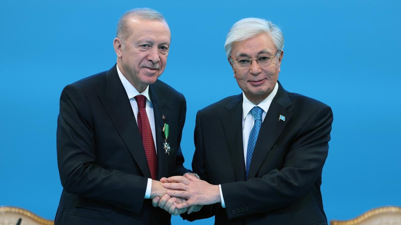 توكاييف يقلد أردوغان وسام "أحمد يسوي" ويتبنى خطابه السياسي في أستانا 1 أردوغان في أستانا