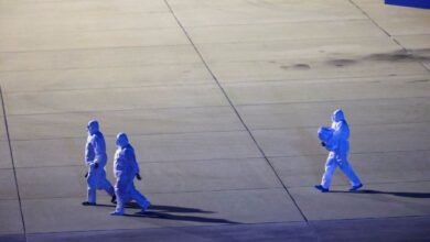 إجلاء ركاب السفينة الموبوءة