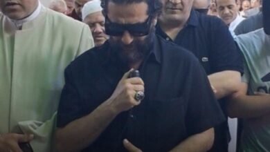حلمي يلغي «سرادق العزاء» ويقصر مواساة والدته على مقابر الشموت 2 جنازة والدة أحمد حلمي