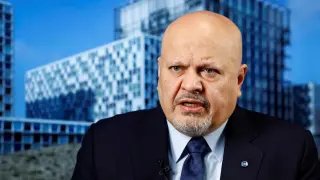 تعليق مهام كريم خان