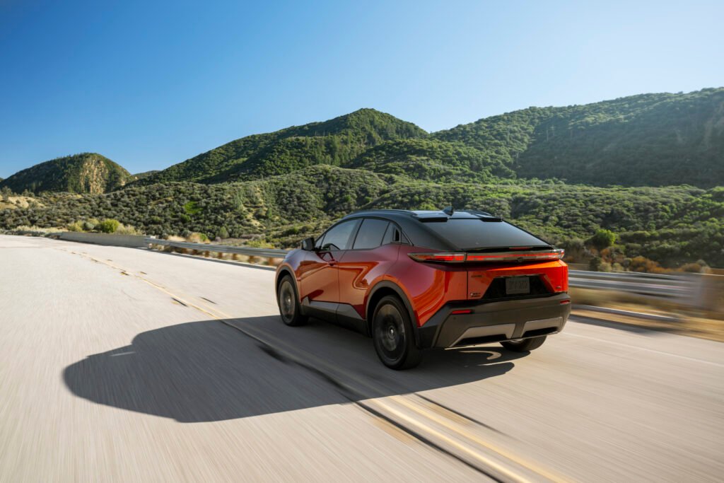 تويوتا C-HR الكهربائية.. هل تضحي "أيقونة" اليابان بالمساحة مقابل القوة؟ 3 A red Toyota C-HR drives away from the camera