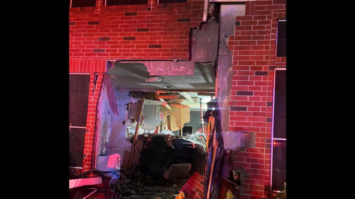 صفقة «ماسك» وواشنطن: هل تصبح سيارات تسلا القادمة بلا «دواسات» أو رقابة؟ 2 NHTSA investigating alleged Tesla Autopilot crash that killed woman in