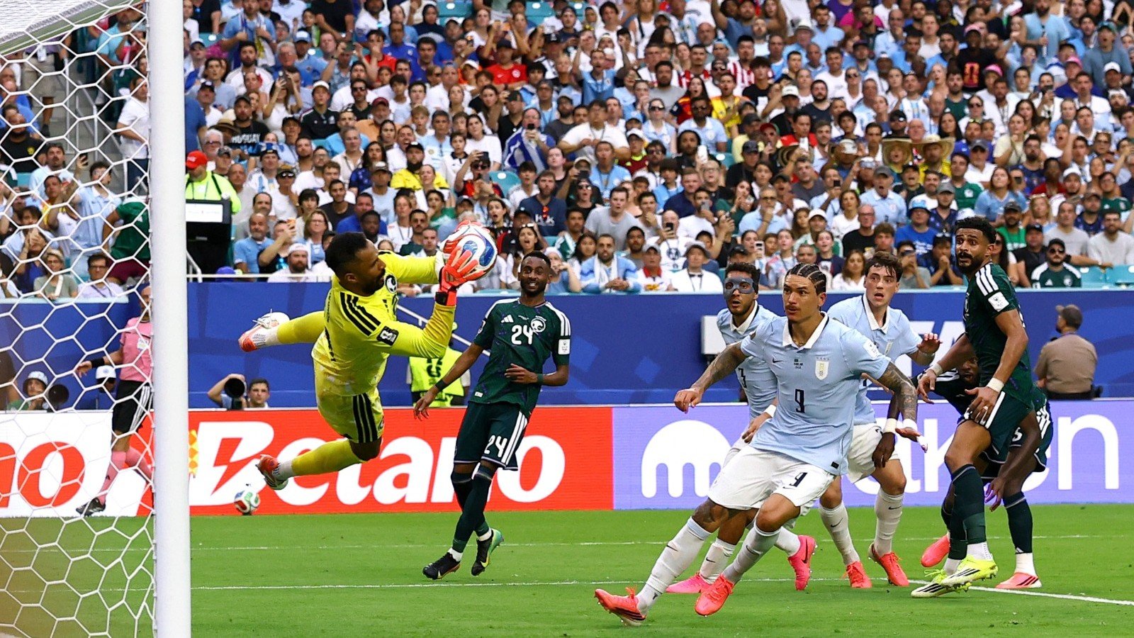 جدار العويس الفولاذي يحبط زلزال الأوروغواي في افتتاح مونديال 2026 1 العويس ينقذ الأخضر أمام الأوروغواي
