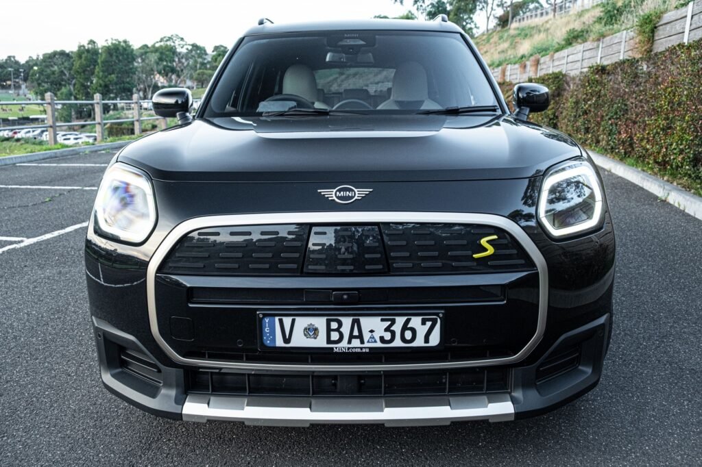 ميني كانتري مان SE الكهربائية: هل تكفي "العاطفة" للتغطية على عيوب الأرقام؟ 12 Mini’s Electric 2026 Countryman SE ALL4 Is The Most Fun You Can Have With A Bad Idea | Review