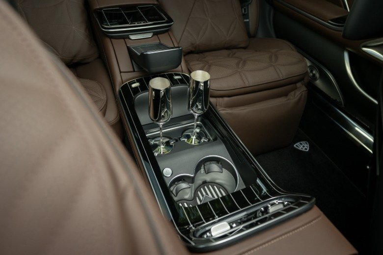 2027 Mercedes-Maybach S580 rear center console