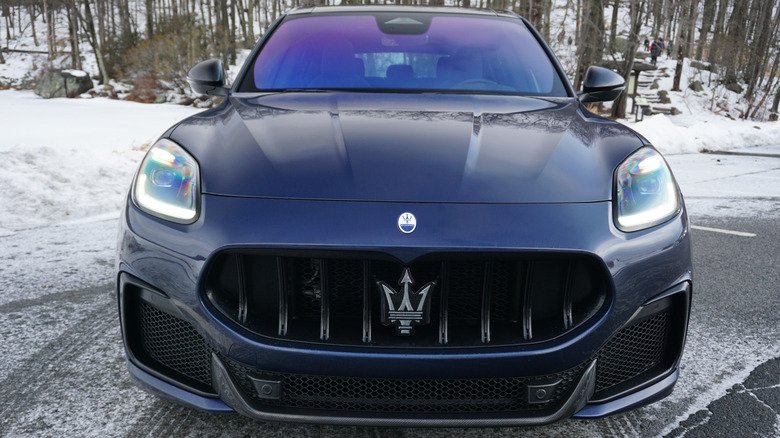 مازيراتي جريكال تروفيو 2026.. هل تبرر روح الخارقة Nettuno سعراً يتجاوز 15 مليون جنيه؟ 5 2026 Maserati Grecale Trofeo front end