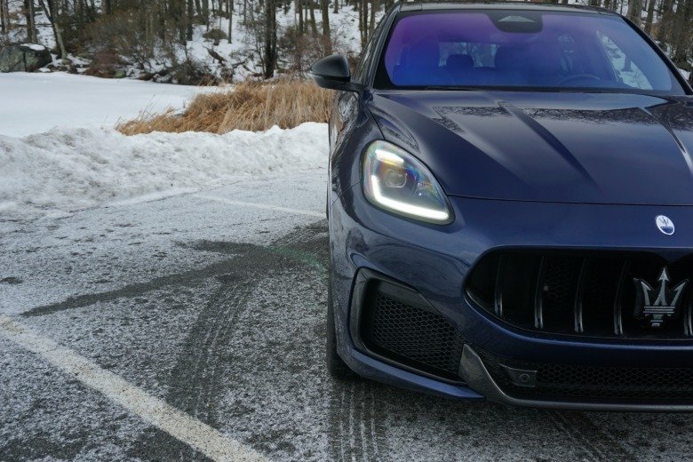مازيراتي جريكال تروفيو 2026.. هل تبرر روح الخارقة Nettuno سعراً يتجاوز 15 مليون جنيه؟ 12 2026 Maserati Grecale Trofeo front end
