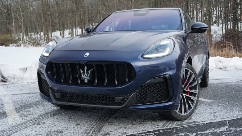 مازيراتي جريكال تروفيو 2026.. هل تبرر روح الخارقة Nettuno سعراً يتجاوز 15 مليون جنيه؟ 13 2026 Maserati Grecale Trofeo front 3/4 view