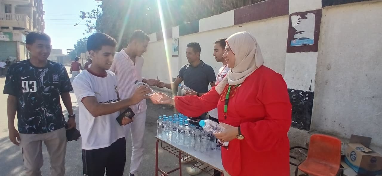 دعم طلاب الفيوم بالورود