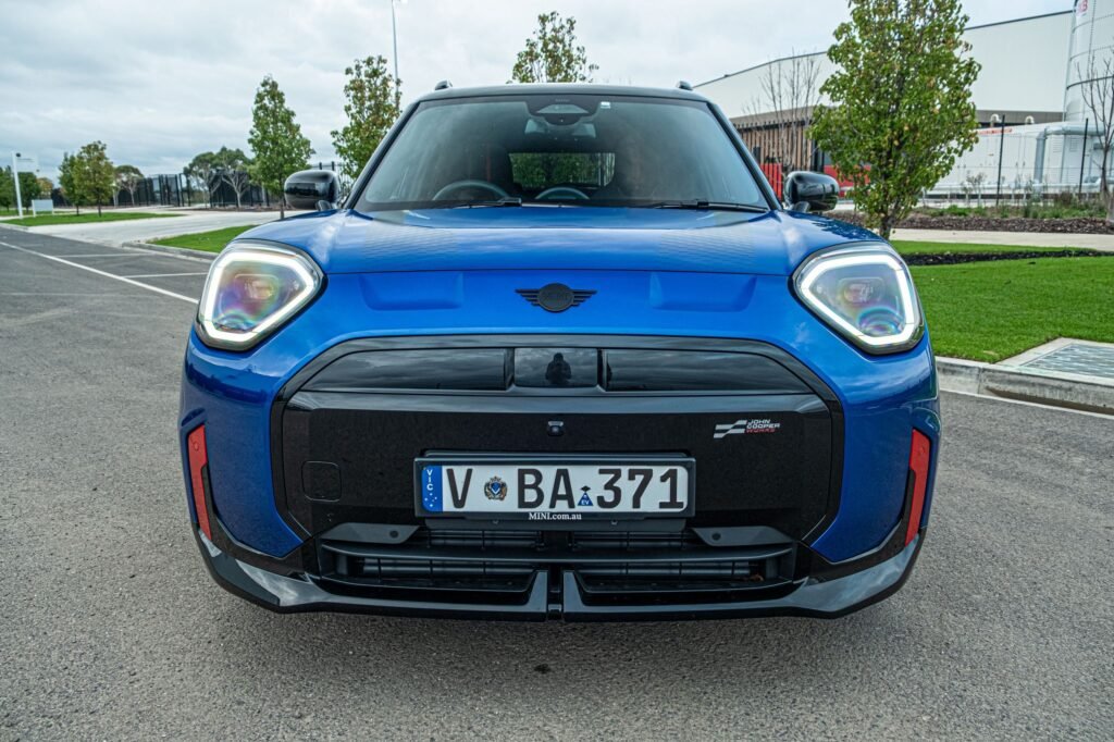 ميني Aceman JCW الكهربائية: وحش "تورك ستير" يضحي بالراحة من أجل الأداء 32 Mini’s 2026 Aceman JCW e Is The Quick One, The Fun One, And The One To Avoid | Review