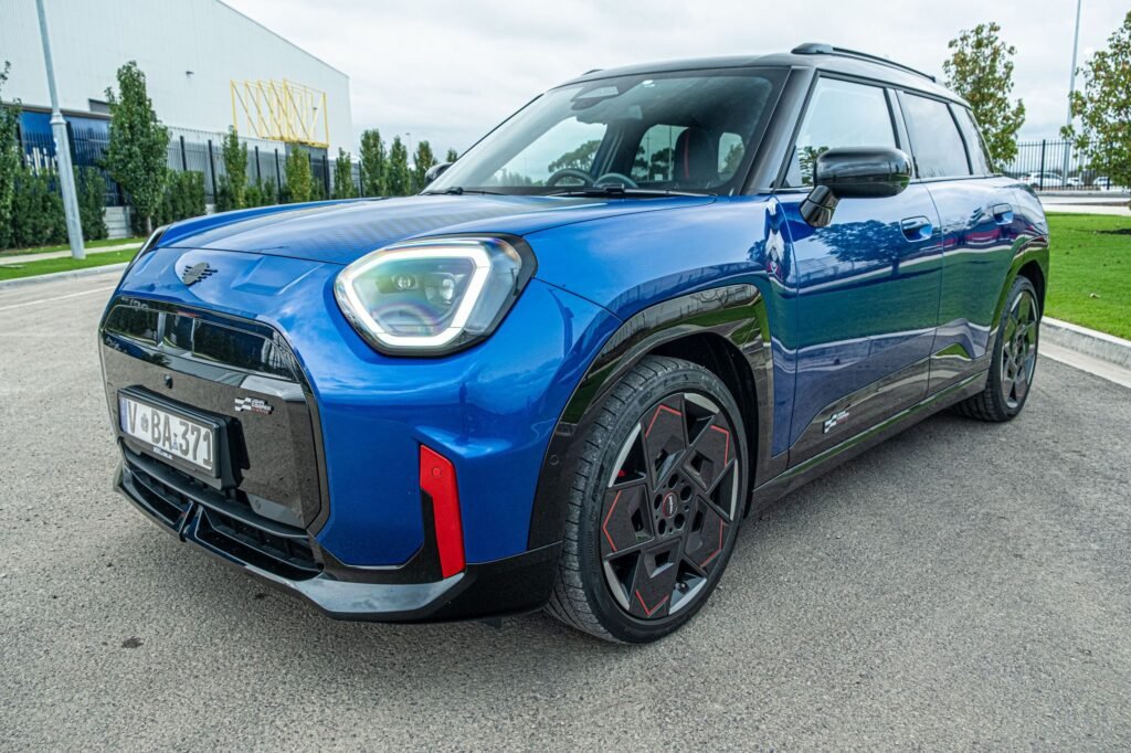 ميني Aceman JCW الكهربائية: وحش "تورك ستير" يضحي بالراحة من أجل الأداء 55 Mini’s 2026 Aceman JCW e Is The Quick One, The Fun One, And The One To Avoid | Review