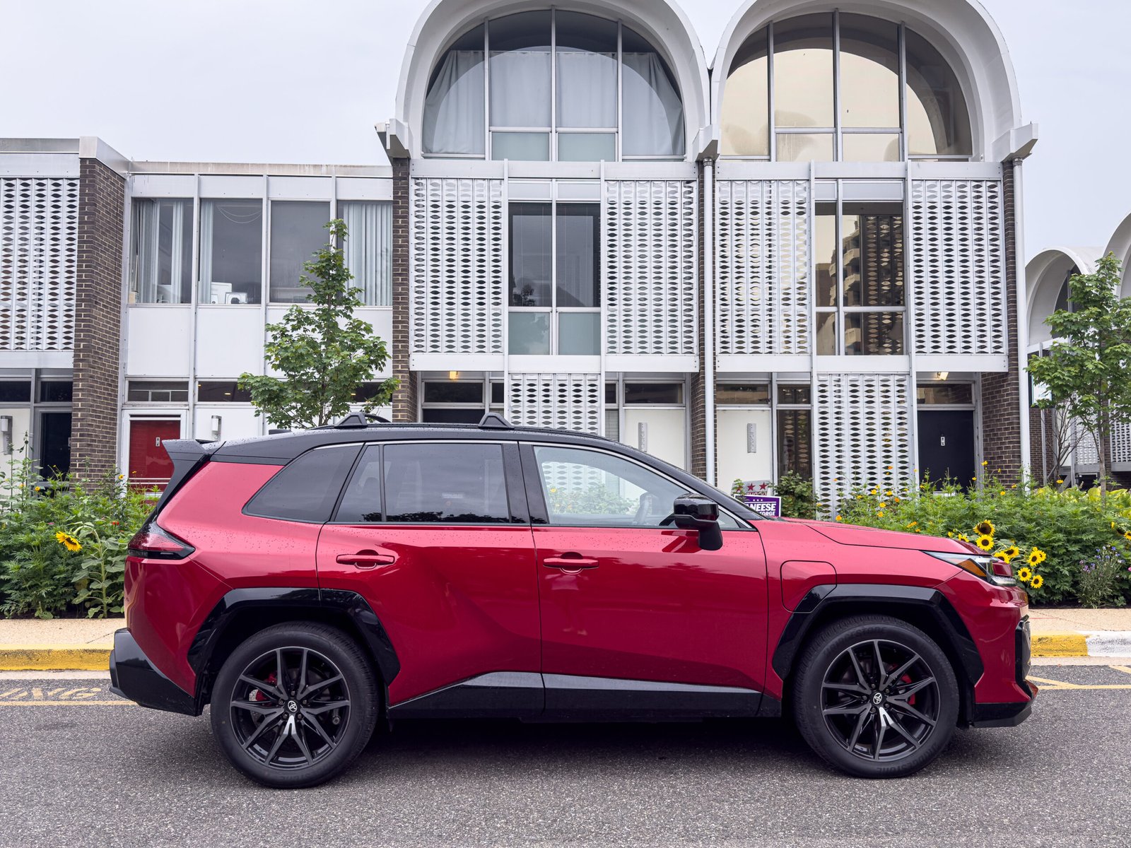 هل تستحق التضحية؟ تويوتا RAV4 الهجينة تفقد كفاءتها المعهودة لصالح المظهر الرياضي 1 تويوتا RAV4 الهجينة
