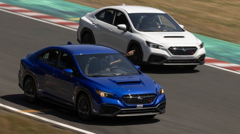 سوبارو WRX 2026.. أداء رياضي يدوي بسعر يبدأ من 1.7 مليون جنيه 6 An overhead shot of a blue WRX pointing a white WRX past on the race track