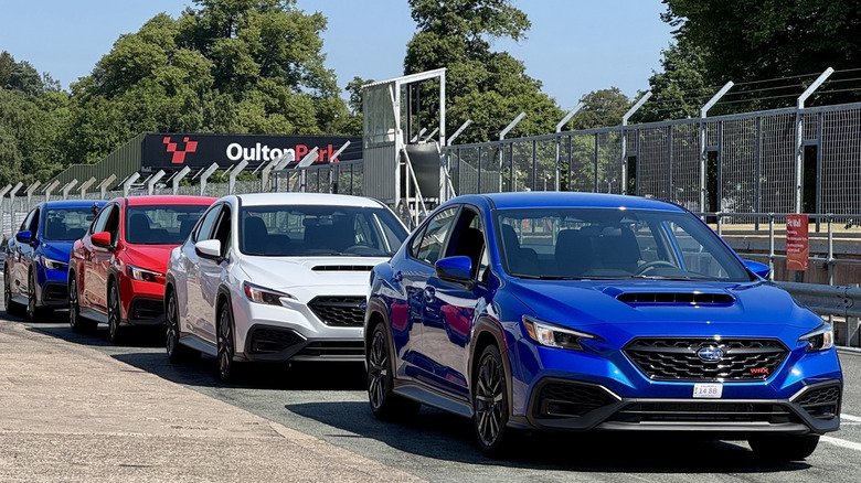 سوبارو WRX 2026.. أداء رياضي يدوي بسعر يبدأ من 1.7 مليون جنيه 4 A photo of four red white and blue WRXs parked in the pits at Oulton Park