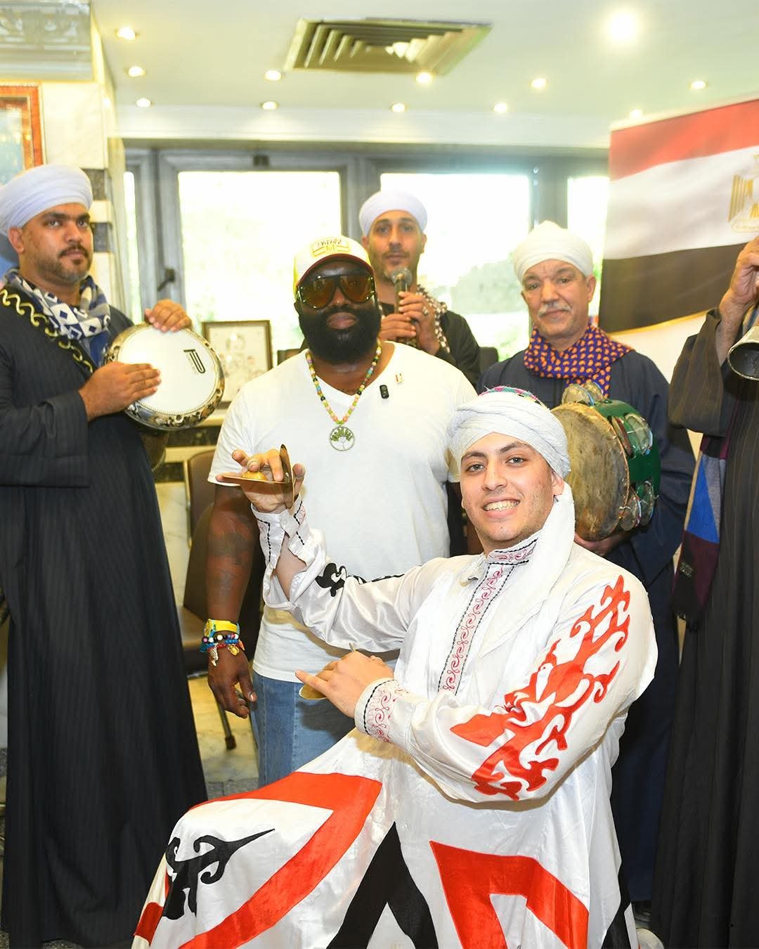 من أمريكا إلى قلب القاهرة.. الشرطي إريك صاحب الرقصة الأشهر يتذوق كشري أبو طارق 1 IMG 20260702 WA0010