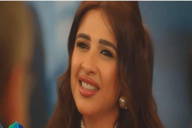 بعد غياب سنوات.. كيف تحولت عودة ياسمين عبد العزيز وأحمد السقا إلى تجارة السلاح؟ 1 فيلم خلي بالك من نفسك