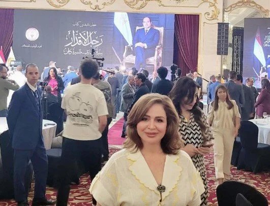 رجل الأقدار.. كيف أعادت إلهام شاهين رسم مشهد 30 يونيو؟ 1 إلهام شاهين وكتاب رجل الأقدار