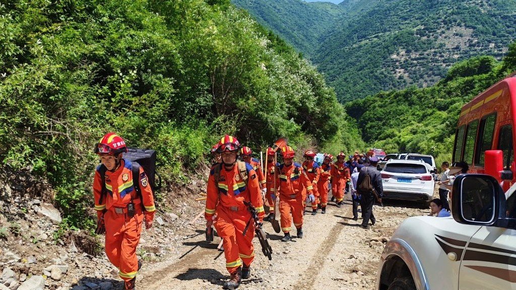 سباق مع الزمن لانتشال 16 مفقوداً في "منحدرات الموت" بإقليم قانسو الصيني 1 انهيار أرضي في قانسو