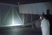 اصطدام تريلا بكوبري مشاة على طريق بنها المنصورة بكفر شكر