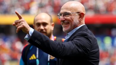 وشم وجه المدرب.. مغامرة جديدة من مارك كوكوريا لطلب مجد كأس العالم 2026 4 كوكوريا يعد بوشم دي لا فوينتي
