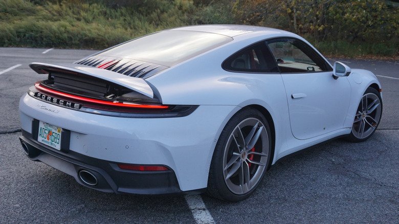 بورشه 911 كاريرا S.. هل تستحق 20 مليون جنيه لتكون سيارتك اليومية؟ 3 2025 Porsche 911 Carrera S rear 3/4 view