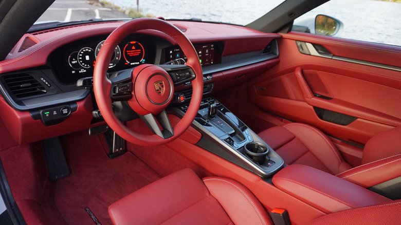 بورشه 911 كاريرا S.. هل تستحق 20 مليون جنيه لتكون سيارتك اليومية؟ 5 2025 Porsche 911 Carrera S interior