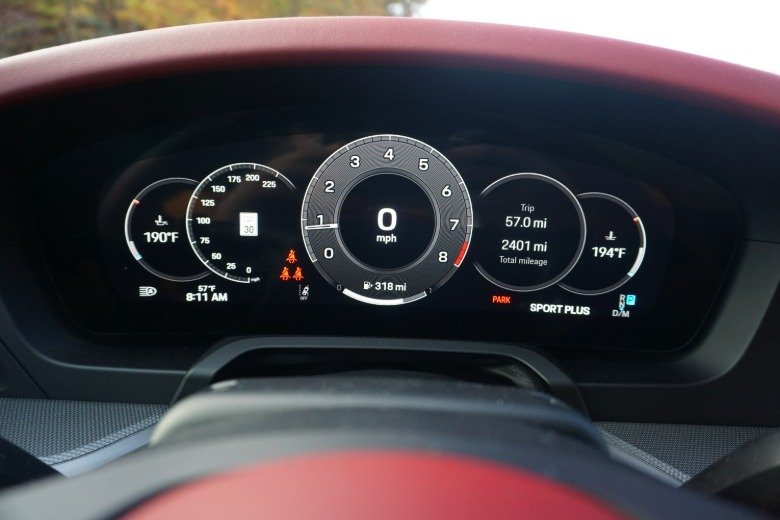 بورشه 911 كاريرا S.. هل تستحق 20 مليون جنيه لتكون سيارتك اليومية؟ 6 2025 Porsche 911 Carrera S gauge cluster