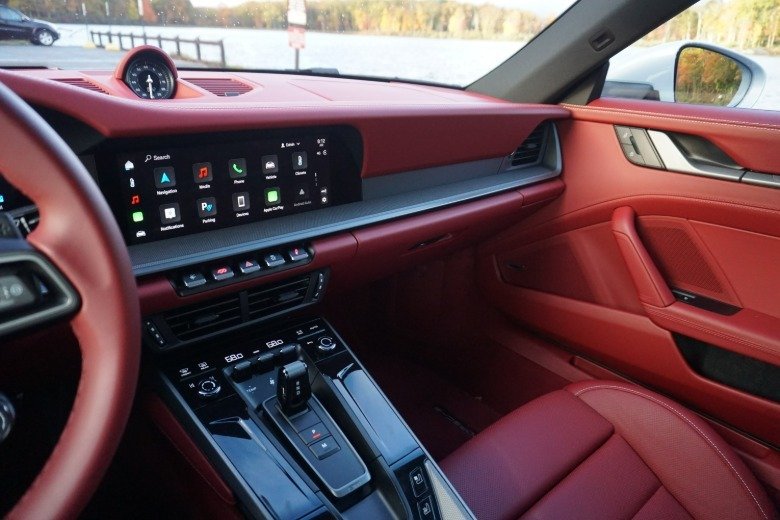 بورشه 911 كاريرا S.. هل تستحق 20 مليون جنيه لتكون سيارتك اليومية؟ 7 2025 Porsche 911 Carrera S interior