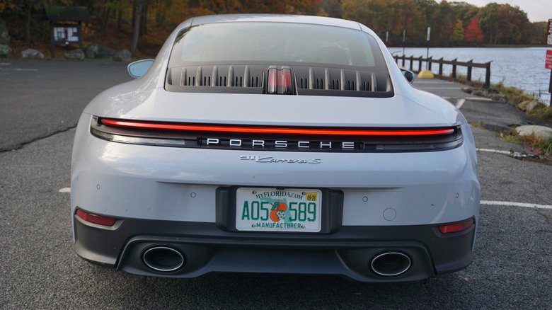 بورشه 911 كاريرا S.. هل تستحق 20 مليون جنيه لتكون سيارتك اليومية؟ 8 2025 Porsche 911 Carrera S rear