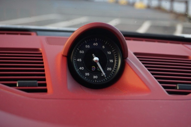 بورشه 911 كاريرا S.. هل تستحق 20 مليون جنيه لتكون سيارتك اليومية؟ 9 2025 Porsche 911 Carrera S stop watch
