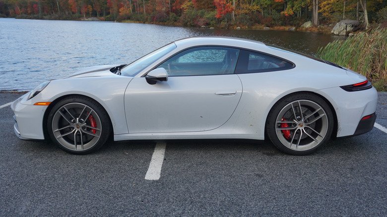 بورشه 911 كاريرا S.. هل تستحق 20 مليون جنيه لتكون سيارتك اليومية؟ 10 2025 Porsche 911 Carrera S side view