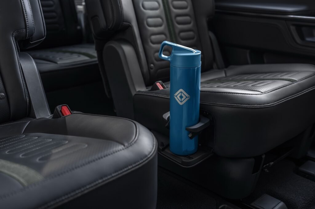 ريفيان تثبت المحركات وتفرض تكاليف إضافية على المقاعد الداخلية 3 Rivian cup holder