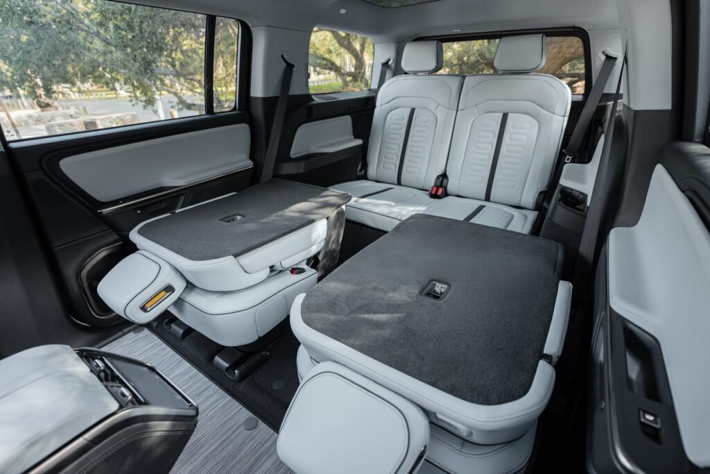 ريفيان تثبت المحركات وتفرض تكاليف إضافية على المقاعد الداخلية 4 Rivian R1S interior