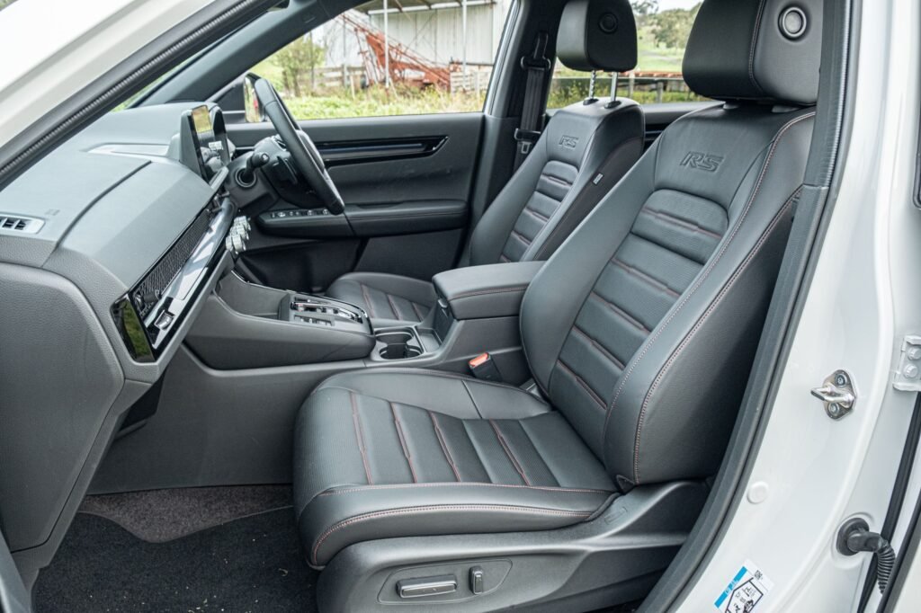 هوندا CR-V الهجينة بنظام الدفع الكلي تصل الأسواق لتعزيز المنافسة مع تويوتا RAV4 42 Honda’s 2026 CR-V Hybrid AWD Is The SUV You Buy When You’re Done Thinking About It