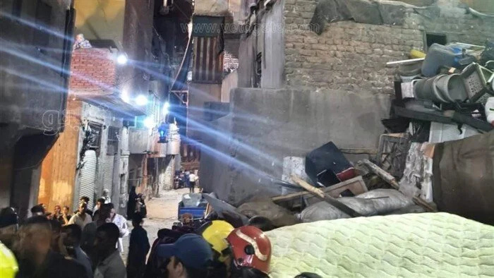 انهيار عقار بحدائق القبة