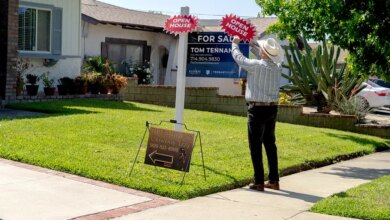 Mortgage Rates Surge Past 7% as Bond Yields Hit 19-Year Highs