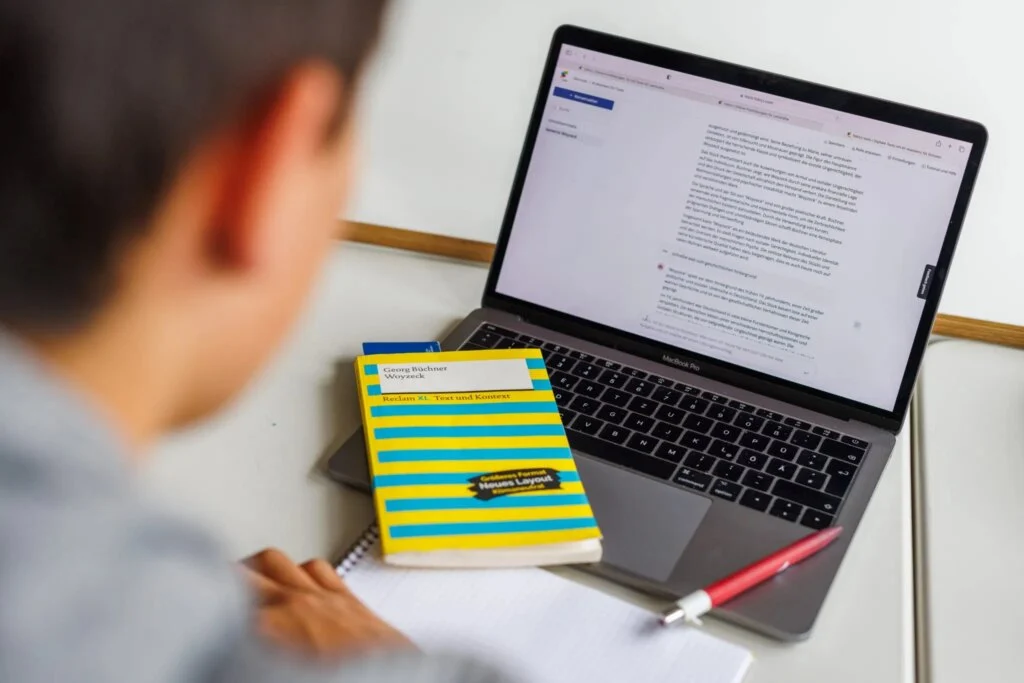 AI Use Surges as Teenagers Lose the Habit of Deep Reading