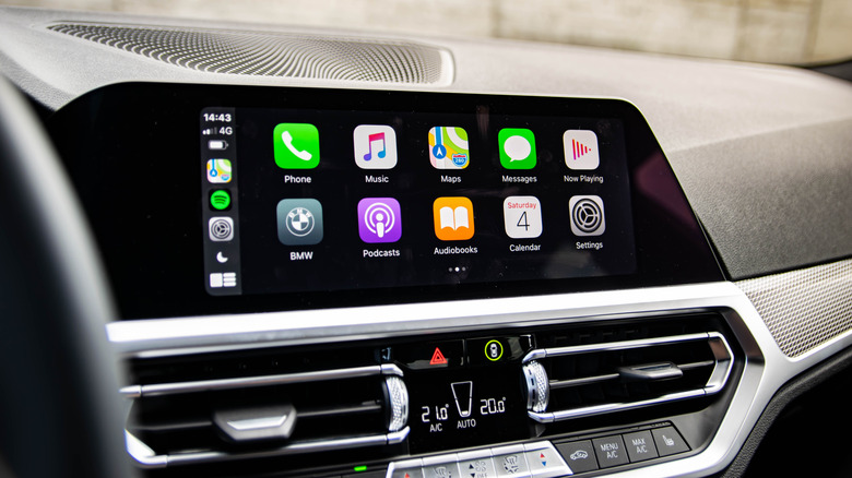Automakers ditch CarPlay
