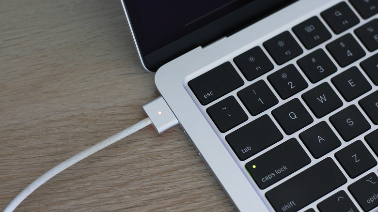 Apple MagSafe charging