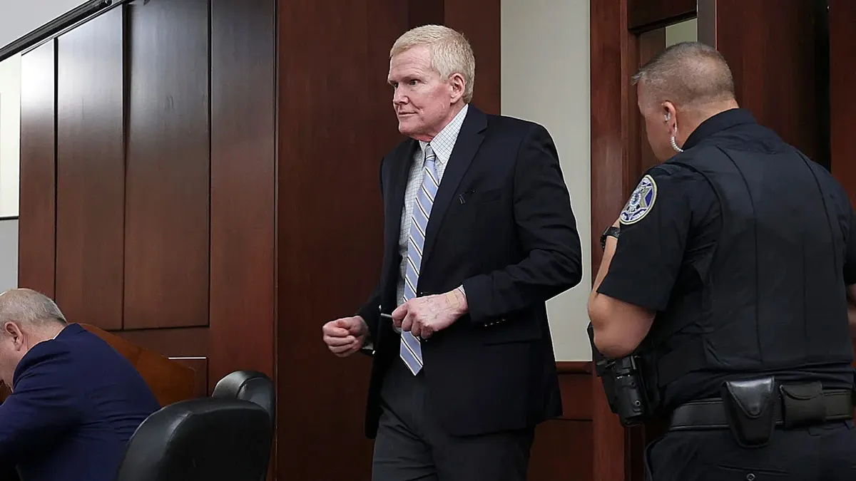 Alex Murdaugh enters courtroom