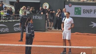 Alexander Zverev speaks on court at Roland Garros in May 2026.