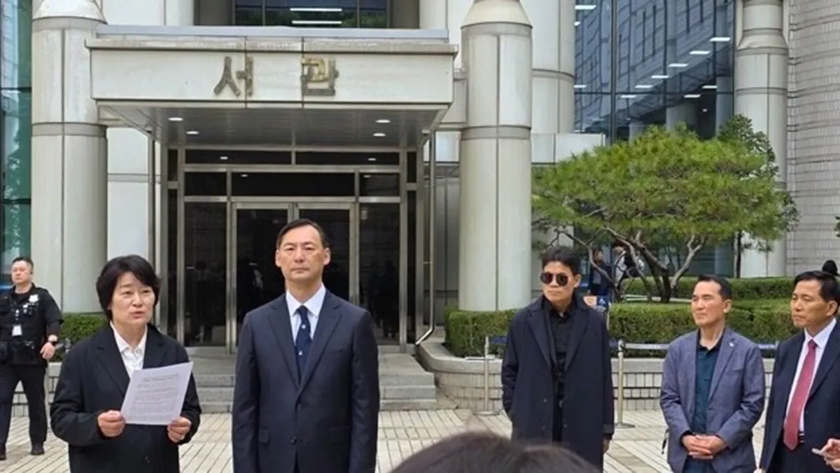 Amb. Morse Tan outside court