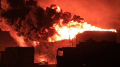انفجار بأحد خزانات النفط في ميناء الحديدة اليمني واندلاع حرائق هائلة